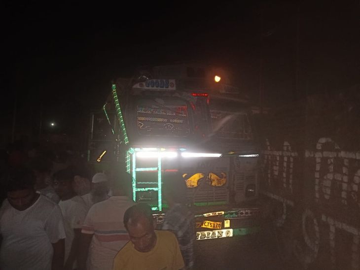 Truck went out of control while being weighed in Amroha अमरोहा में