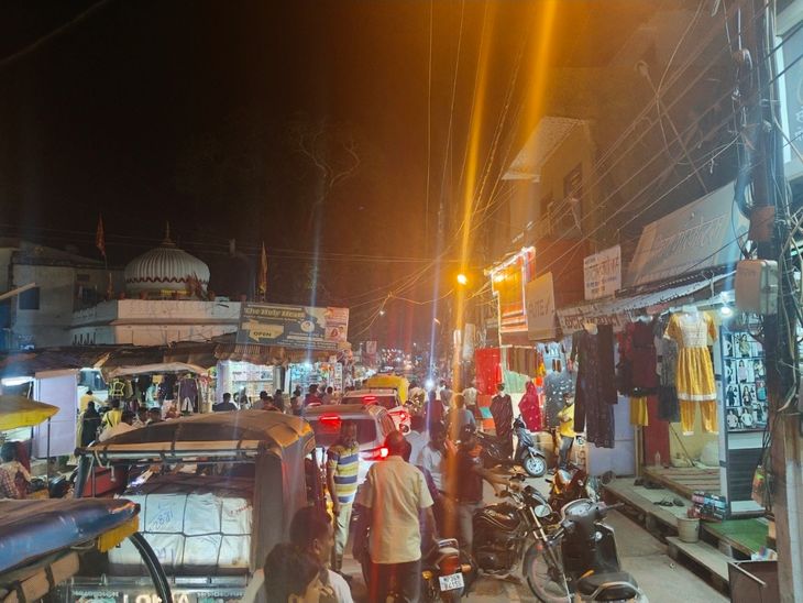 Traffic jam in the main market of Datia