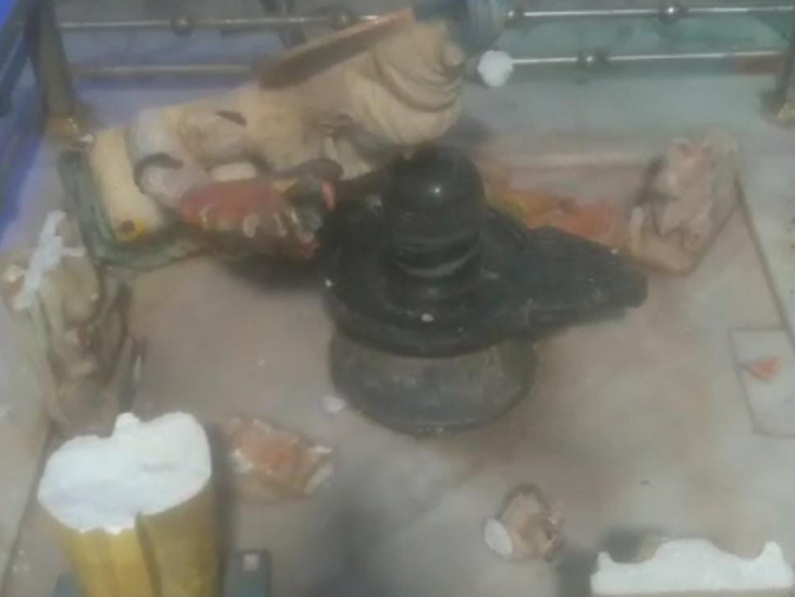 A broken statue was found in a temple in Agra आगरा में मंदिर में