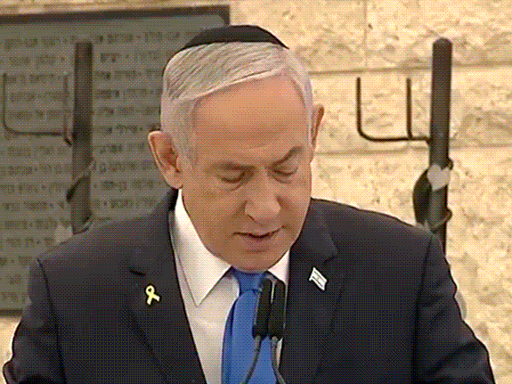 Slogans of shame on you were raised in front of Netanyahu | नेतन्याहू के सामने शेम ऑन यू के नारे लगे: हमास के हमले में मारे गए लोगों की याद में आयोजन था; गाजा में 40 की मौत