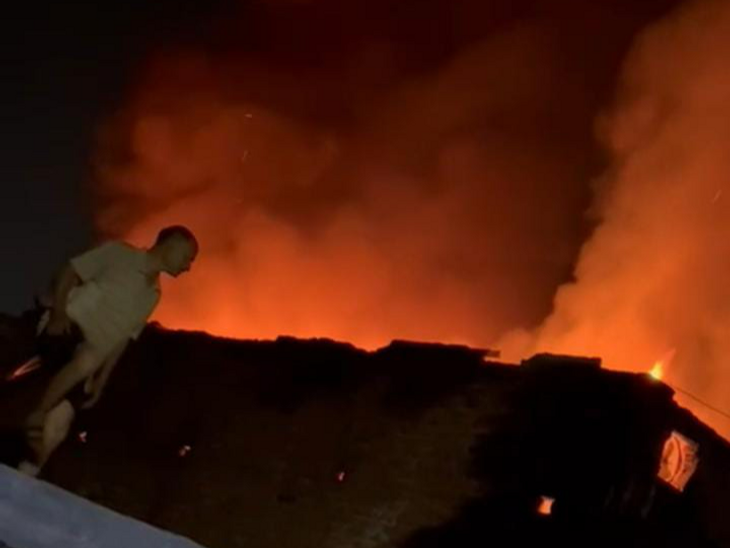 Fire broke out in a shoe factory late at night in Agra, flames kept ...