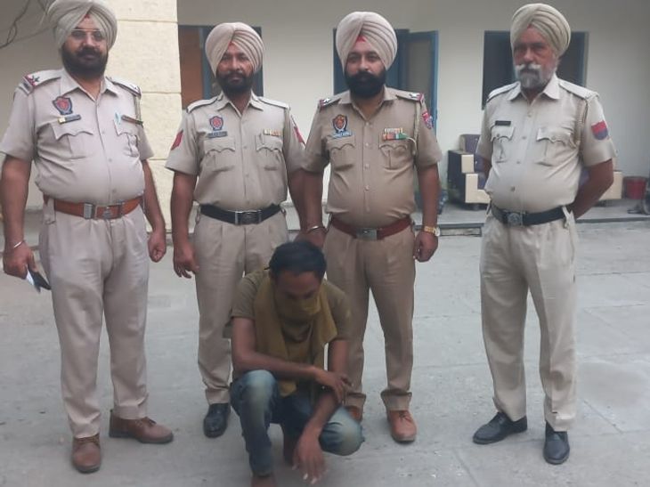 Fazilka Pak border Pakistani citizen arrested | फाजिल्का में पाक बॉर्डर से पाकिस्तानी नागरिक गिरफ्तार: बिना पासपोर्ट के भारत में हुआ दाखिल, संदिग्ध परिस्थिति में घूमता आया नजर – Fazilka News