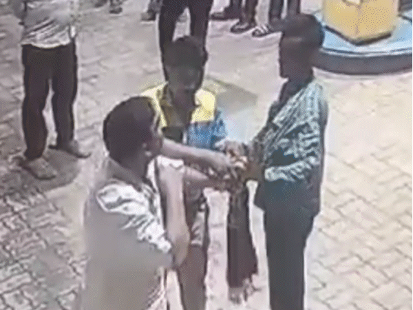 Fight at petrol pump in Sidhi, video goes viral | सीधी के पेट्रोल पंप पर मारपीट, वीडियो वायरल: व्यापारी ने मिठाई दुकान के कर्मचारी को लात-घूंसों से पीटा, केस दर्ज - Sidhi News | Dainik Bhaskar