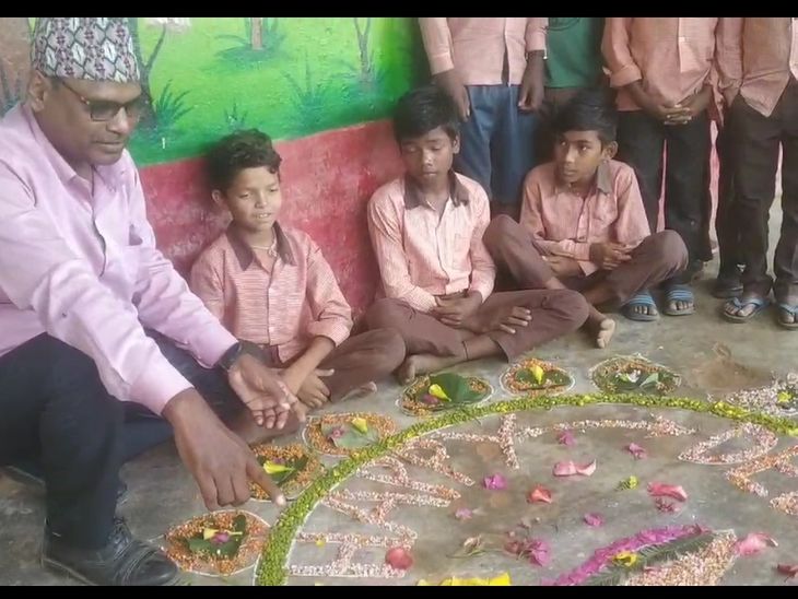 Children made natural rangoli without using colours