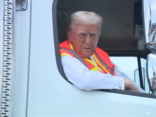 Donald Trump rides garbage truck, says ‘in honour of Kamala, Biden’ | कचरा ट्रक में बैठकर विस्कॉन्सिन में रैली करने पहुंचे ट्रम्प: सफाईकर्मी की ड्रेस में भाषण दिया; बाइडेन ने ट्रम्प समर्थकों को कचरा कहा था