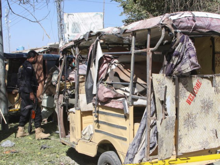 7 killed, 23 injured in blast in Pakistan | पाकिस्तान में ब्लास्ट से 7 की मौत, 23 घायल: मरने वालों में 5 बच्चे और पुलिसकर्मी शामिल, मोटरसाइकिल में IED लगाकर ब्लास्ट किया