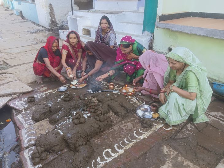 Women offered prasad as per rituals, children burst crackers | जमोनिया ...