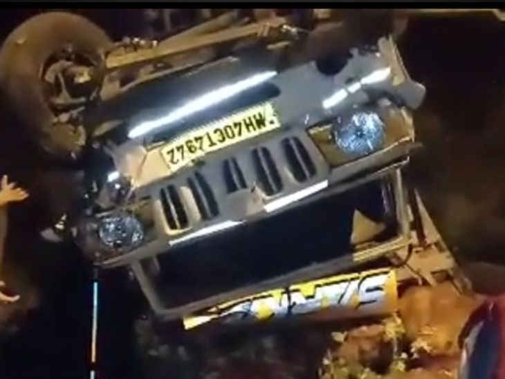 A pickup vehicle loaded with cabbage overturned after going out of ...