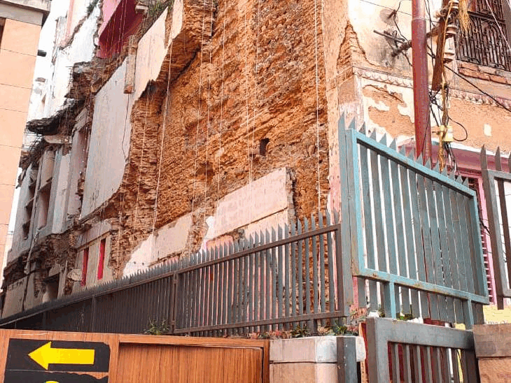 The wall of a dilapidated house collapsed in Shri Kashi Vishwanath ...