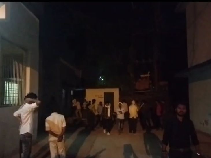 Bike rider dies after being hit by an unknown vehicle | अज्ञात वाह…