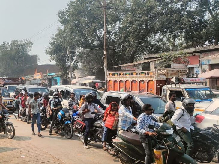 The road was jammed for 2 hours on Bhai Dooj in Baghpat | बागपत में ...