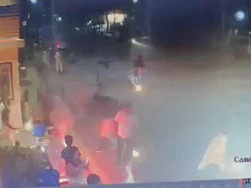 Pune- A man burning firecrackers was hit by a car | पटाखा जला रहे शख्स को कार ने टक्कर मारी: 10 मीटर दूर जाकर गिरा, मौके पर मौत; कार सवार फरार, पुणे पुलिस जांच में जुटी