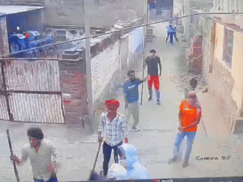 Attack with sticks and firing in land dispute, VIDEO | जमीनी विवाद में लाठी-डंडों से हमला और फायरिंग,VIDEO: एक महिला के दोनों पैरों में लगी गोली, 6 लोगों को हिरासत में लिया - Bhiwadi News | Dainik Bhaskar