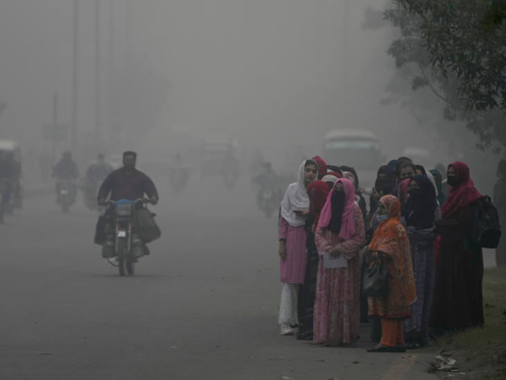 Schools and colleges closed in Pakistan’s Punjab due to smog | पाकिस्तान के पंजाब में स्मॉग के चलते प्रदूषण बढ़ा: सार्वजनिक स्थानों पर लोगों की एंट्री बैन; 17 नवंबर तक स्कूल-कॉलेज भी बंद