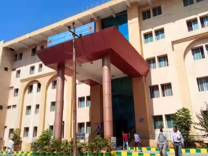 Karnataka Nursing College Controversy; Jammu Kashmir Students | Hassan | कश्मीरी स्टूडेंट्स का आरोप-कर्नाटक के कॉलेज ने दाढ़ी कटवाने कहा: प्रशासन बोला- क्लिनिकल एक्टिविटी के लिए स्वच्छता जरूरी