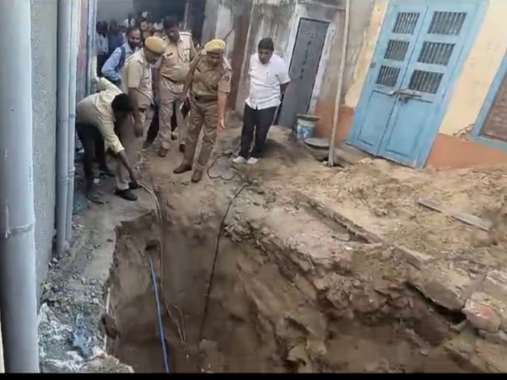 Soil collapsed while digging a gutter in Mandwala