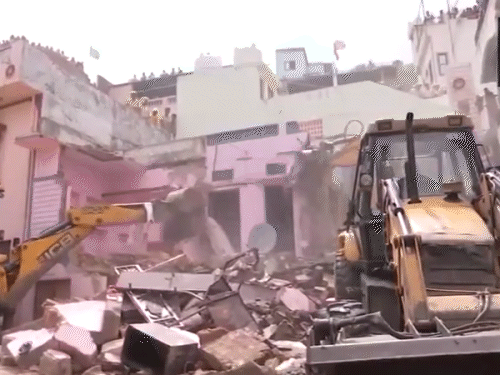 Bulldozer Action Verdict Update; BJP Muslims | UP MP Rajasthan | बुलडोजर एक्शन पर SC बोला: अफसर जज नहीं बन सकते, 15 दिन के नोटिस बगैर निर्माण गिराया तो अफसर के खर्च पर दोबारा बनाना होगा