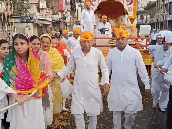 555th Prakash Parv of Guru Nanak Dev Ji celebrated | मंडला में गुरुनानक ...