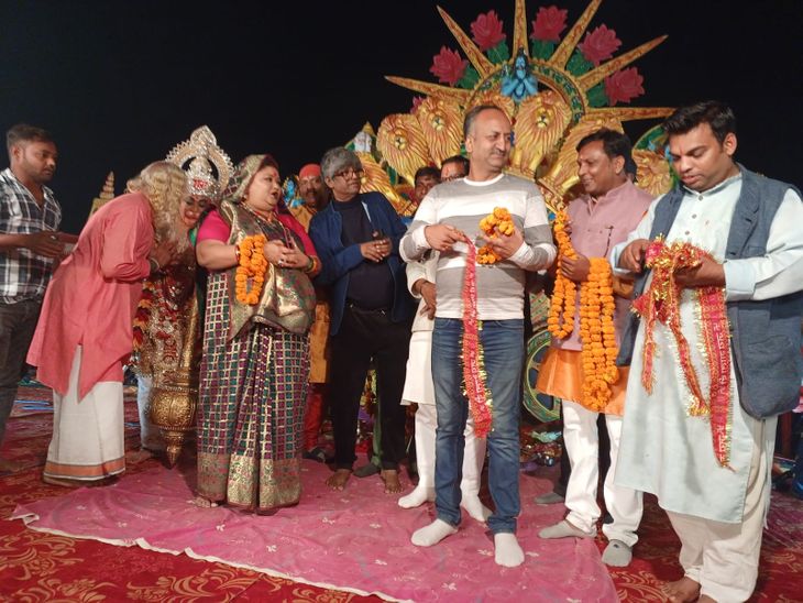 बुलंदशहर में जागरण में पहुंची हास्य कलाकार सोमा राठौर: लेखक मनोज संतोषी ने भी माथा टेका, दर्शकों को जमकर लगवाए ठहाके - Bulandshahr News