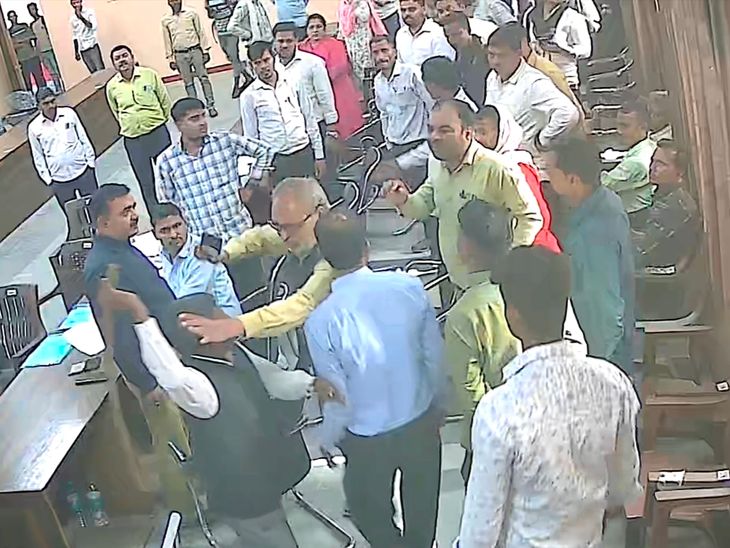 of Lekhpal being beaten with sticks in Kannauj | कन्नौज में लेखपाल को डंडों से पीटने का VIDEO: तहसील सभागार में दिनदहाड़े वारदात, वकील और उसके साथियों पर FIR - Kannauj News | Dainik Bhaskar