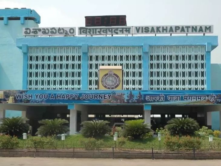CBI arrests Visakhapatnam Divisional Railway Manager for Rs 25 Lac Bribery | CBI ने विशाखापत्तनम के डिविजनल रेलवे मैनेजर को गिरफ्तार किया: मुंबई के ठेकेदार से 25 लाख रुपए रिश्वत मांगी थी, लेने पहुंचे तो पकड़े गए