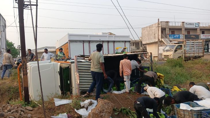 A pickup truck loaded with bananas collided with an electric pole and ...
