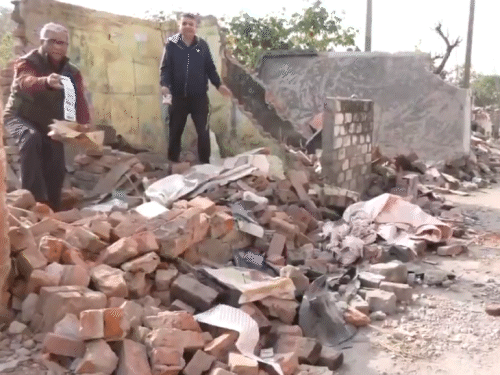 Jammu Kashmir Bulldozer Action Video; Kashmiri Pandits Vs JDA | Muthi Camp | जम्मू में अप्रवासी कश्मीरी पंडितों की दुकानों पर बुलडोजर चलाया: JDA ने बिना नोटिस कार्रवाई की; पीड़ित बोले- हम 90 के दशक में वापस आ गए