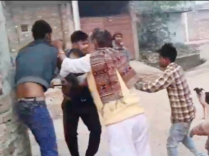 of a fight between villagers in Kannauj | कन्नौज में ग्रामीणों के बीच मारपीट का VIDEO: दुकानदार से सामान खरीदने को लेकर 2 दिन पहले हुई थी नोकझोंक, रॉड से हमला - Kannauj News | Dainik Bhaskar