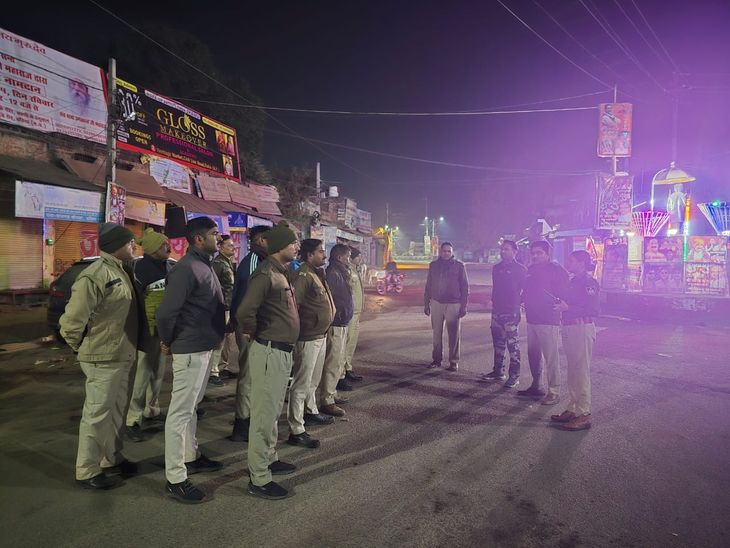Night combing patrol of Datia police | दतिया पुलिस की नाइट कांबिंग गश्त ...