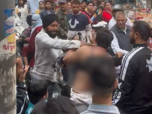 Panipat Market Video Creator Beaten Video Update | Haryana News | हरियाणा में बीच बाजार अश्लील डांस: महिलाओं के अंडरगारमेंट्स पहनकर वीडियो बना रहा था युवक; दुकानदारों ने पकड़कर पीटा – Panipat News