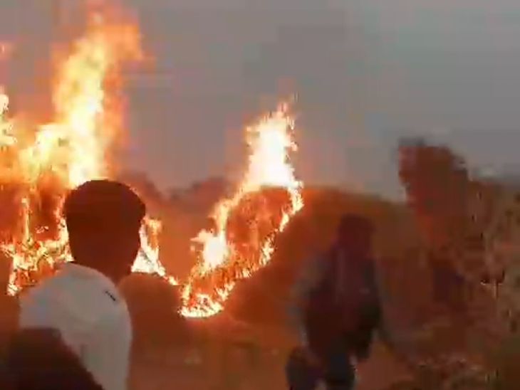 A stack of straw caught fire in Etah | एटा में पुआल के ढेर में लगी आग ...