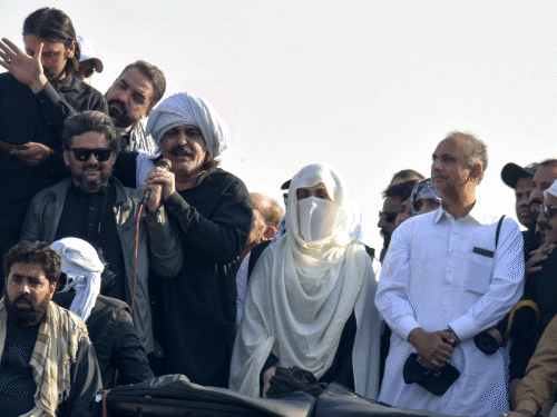 Pakistan Imran Khan PTI Protest Update; Bushra Bibi | Tehreek-e-Insaf | पाकिस्तान में इमरान खान की पार्टी का विरोध प्रदर्शन खत्म: सेना ने खदेड़ा, गृहमंत्री बोले- गिरफ्तारी के डर से भागीं बुशरा बीबी