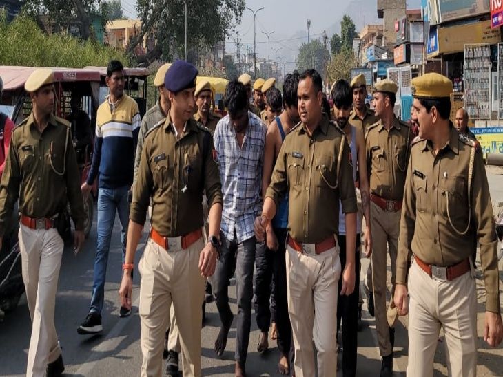 A procession of miscreants who committed robbery was taken out VIDEO | नौकरानी ने बॉयफ्रेंड के साथ मिलकर करवाई डकैती: स्कूल संचालक के घर में बेंसमेंट का दरवाजा छोड़ा था खुला; बदमाशों का निकाला जुलूस - Alwar News | Dainik Bhaskar
