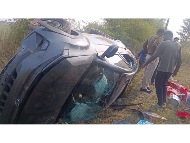 Car lost control and overturned on Bela-Katni NH | बेला-कटनी एनएच पर ...