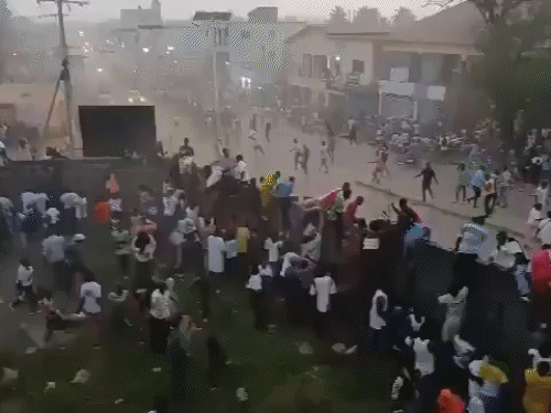 100 killed in violence during Guinea-football match | अफ्रीकी देश गिनी में फुटबॉल मैच के दौरान हिंसा: 100 की मौत, रेफरी के विवादित फैसले पर भड़के लोग, पुलिस स्टेशन जलाया