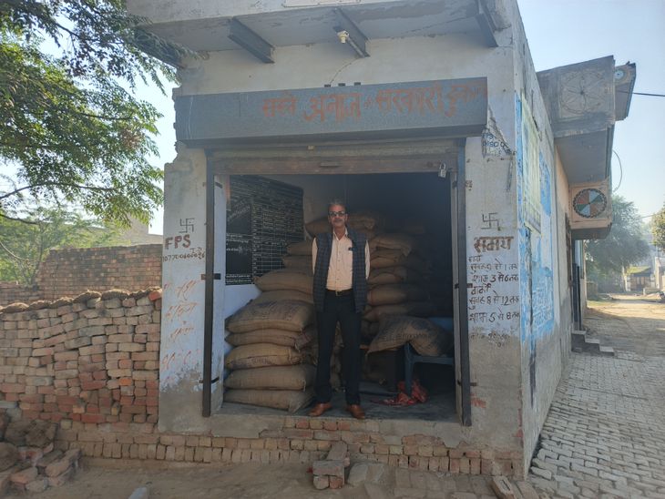 Jind Julana government ration shop Theft update | जुलाना में सरकारी राशन की दुकान में चोरी: दुकानदारों ने फोन कर किया सूचित, दुकान का टूटा मिला ताला - Julana News | Dainik Bhaskar