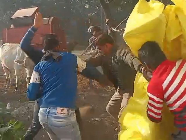 VIDEO: Fight between two parties over land dispute | जमीन विवाद को लेकर ...