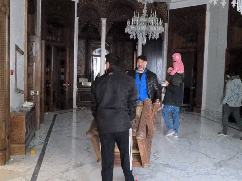 Syria War Situation Photos; Bashar al-Assad Vs Rebel Forces | Damascus News | तस्वीरों में सीरिया विद्रोह की शुरुआत से लेकर अंत: तख्तापलट होते ही राष्ट्रपति भवन से सोफा-कुर्सी की लूट, बशर के पिता का स्टैच्यू रौंदा