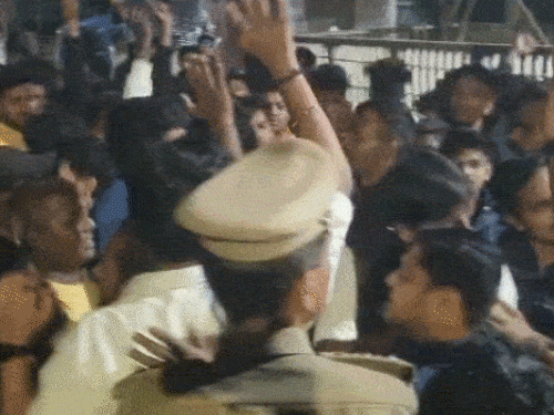 गुजरात के नवसारी में पार्किंग विवाद के बाद पथराव:  दो पक्ष आमने-सामने हुए, तनाव, पुलिस ने मौके पर पहुंचकर हालात संभाले – Gujarat News