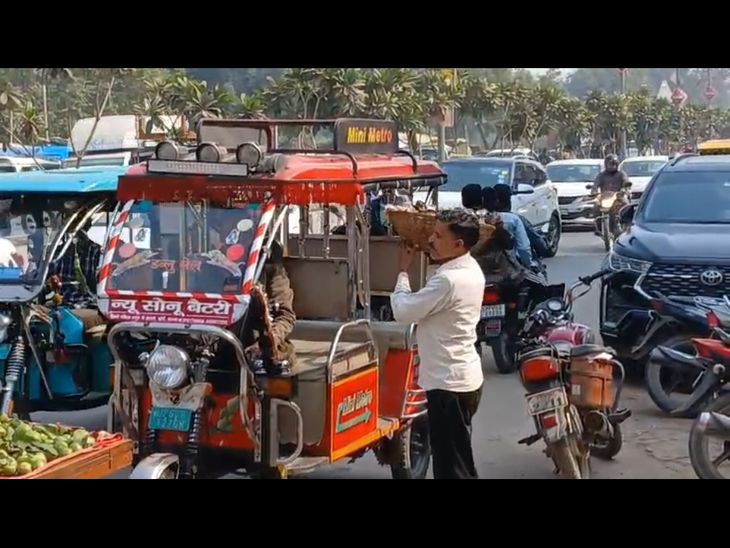 Passengers from e-rickshaw operators in Rasra | रसड़ा में ई-रिक्शा ...