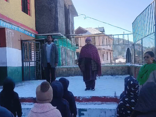 Himachal school Children’s exam Snowfall Haripudhar Sirmour | स्कूली बच्चों को बर्फ में खड़े कर प्रार्थना कराई: बर्फबारी से सड़कें-गाड़ियां बंद; 3-4 घंटे में 15KM पैदल चले, बर्फ जमी छत के नीचे परीक्षा दिलाई – Haripurdhar News