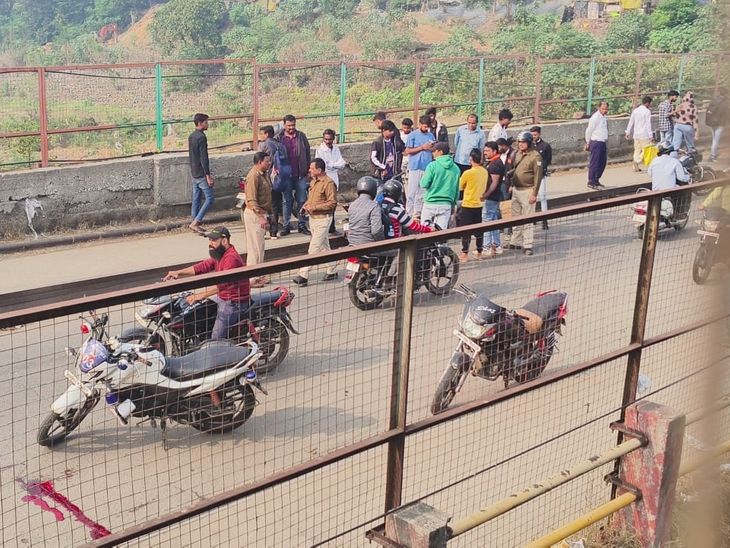 जमशेदपुर में सड़क हादसे में युवक की मौत:  मानगो में फुटपाथ पर स्कूटी चलाने के दौरान हुआ हादसा, हेलमेट की अनदेखी बनी मौत की वजह – Jamshedpur (East Singhbhum) News