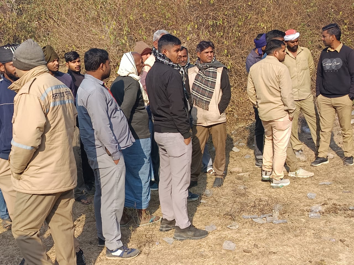 A young man was killed in Varanasi by hitting his head with bricks The  attackers threw the body in the bushes, there were injury marks on the  body; not identified | वाराणसी