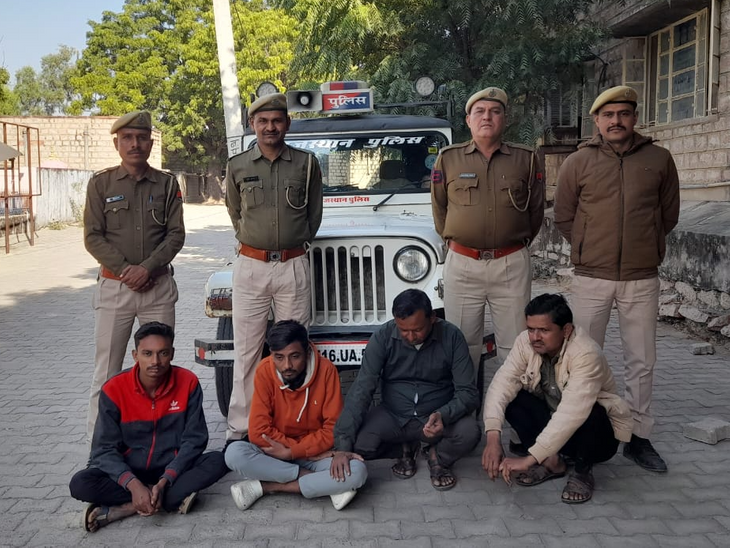 5 arrested including a minor who made the video viral after beating a man | मारपीट कर वीडियो वायरल करने वाले नाबालिग सहित 5 गिरफ्तार: 5 दिन पहले रास्ता रोक कर की थी मारपीट, बागरा पुलिस ने 4 आरोपियों को किया गिरफ्तार - Jalore News | Dainik Bhaskar