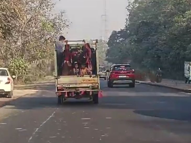 उन्नाव में लोडर में सवार स्कूली बच्चों का VIDEO:  ट्रैफिक पुलिस कर रही वाहन की तलाश – Unnao News