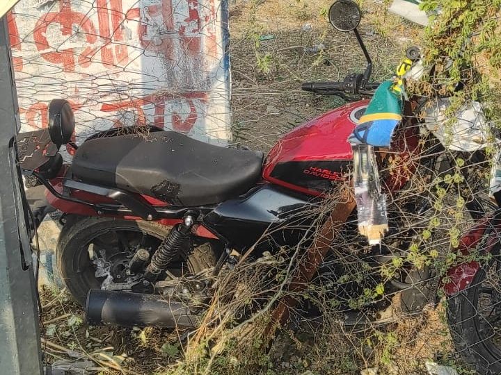 High speed bike collided with pole in Datia | दतिया में पोल से टकराई ...