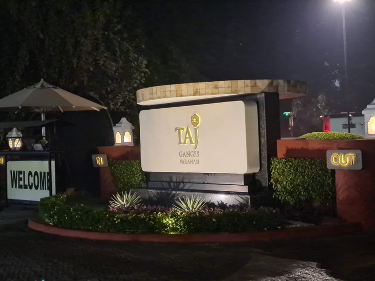 वाराणसी ताज-होटल को पर्यटक ने लगाया 2.04 लाख का चूना:  उड़ीसा के युवक ने 4 दिन रुककर नहीं भरा बिल; कमरे में सामान छोड़कर फरार, फोन स्विचऑफ – Varanasi News