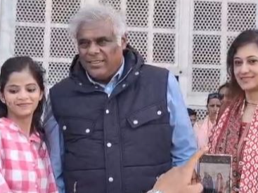 Film actor Ashish Vidyarthi visited the Taj Mahal