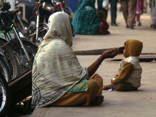 Pakistan adds over 4,000 beggars to no fly list after warning from Middle East | पाकिस्तान ने 4300 भिखारियों को नो-फ्लाई लिस्ट में डाला: भिखारी मक्का-मदीना के लिए तीर्थयात्रा वीजा लेते थे, फिर सऊदी में भीख मांगते थे