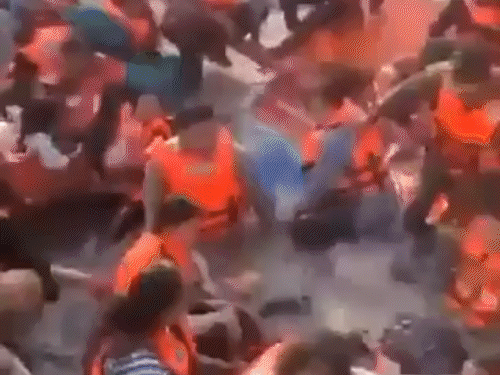 Mumbai Boat Accident Eyewitness Video; Indian Navy | Gateway of India | ​​​​​​​मुंबई नाव हादसा- चश्मदीद बोला- लाइफ जैकेट नहीं थी: हमें 25 मिनट बाद रेस्क्यू किया; टक्कर से पहले नेवी की बोट स्टंट कर रही थी